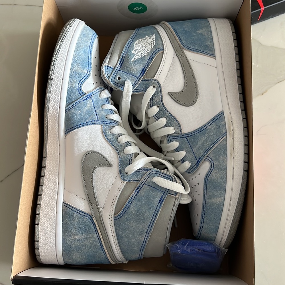 Air Jordan 1 Hyper Royal